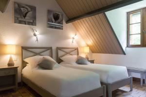 Giường trong phòng chung tại L'Orée des Chênes, The Originals Relais +25 ảnh