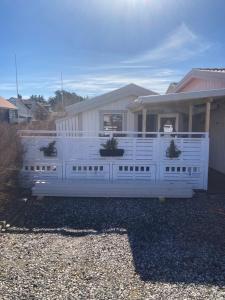 een wit hek voor een huis bij Lugnt och centralt in Strömstad