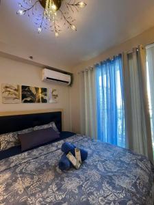 a bedroom with a blue bed with a blue blanket at seakyung village in Suba