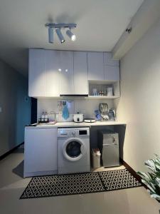a kitchen with a washing machine in a kitchen at seakyung village in Suba