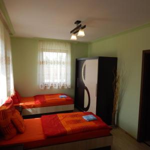 Olcsva的住宿－Szamos-Party Vendégház，客房设有两张床和一台冰箱。