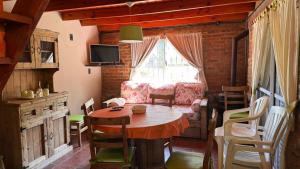 a room with a table and chairs and a window at Encantos del Bosque in Colón