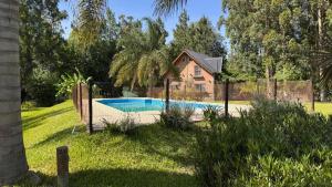 a house with a swimming pool in a yard at Encantos del Bosque in Colón