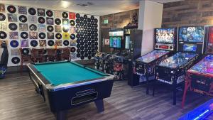 a room with a pool table and arcade games at Expedition Lodge Estes Park at Rocky Mtn National Park in Estes Park