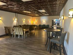 a restaurant with tables and chairs in a room at Expedition Lodge Estes Park at Rocky Mtn National Park in Estes Park