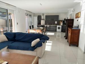 a living room with a couch and a kitchen at Casa di a Murza vue citadelle Rdc in Calvi
