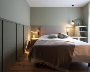 una camera da letto con un letto grande in una stanza di Villa Waldperlach by Blattl a Monaco