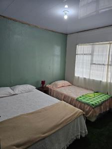 Giường trong phòng chung tại Family home in a very quiet place