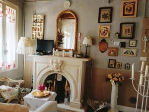 a living room with a fireplace and a mirror at La Casetta Retrò in Este