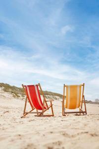 twee strandstoelen op het strand bij Van der Valk Palace Hotel Noordwijk in Noordwijk aan Zee