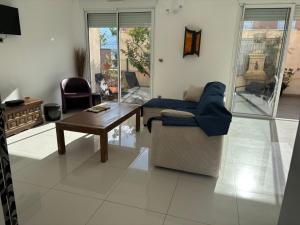 a living room with a couch and a table at Casa di a Murza vue citadelle Rdc in Calvi