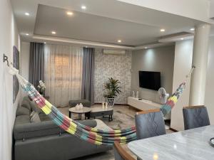 a living room with a couch and a hammock at Hendy's cozy apt in Praia