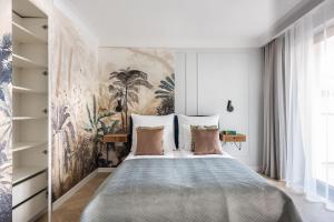 a bedroom with a large bed and a wall mural at InPoint Smart Apartments in Krakow