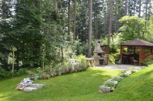 um jardim com um gazebo e algumas flores em Willa Montis em Szklarska Poręba