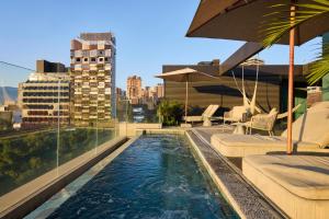 een zwembad op het dak van een gebouw bij Celestino Boutique Hotel & Spa in Medellín