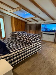 twee bedden in een kamer met een flatscreen-tv bij Luxus-Loft Atrium -X- in Rorbas +39 foto's