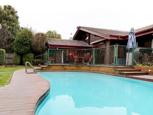 Bazén v ubytování Travellers Retreat B&B nebo v jeho okolí