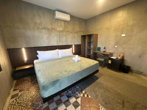 una camera da letto con un letto con un orsacchiotto sopra di Eco Hotel La Colina Mirador Con aire acondicionado a Quimbaya