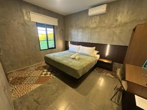 una camera da letto con un letto e una finestra di Eco Hotel La Colina Mirador Con aire acondicionado a Quimbaya