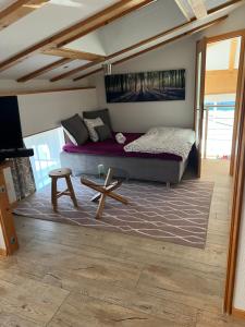 een slaapkamer met een bed en een tafel erin bij Luxus-Loft Atrium -X- in Rorbas