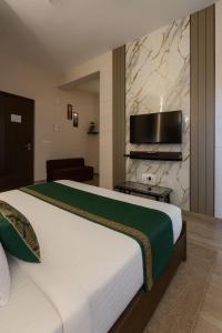 TV/trung tâm giải trí tại Hotel Citrine, Vrindavan-A Four Star Luxury Retreat # By Nandan Group #