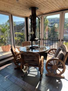 een woonkamer met een tafel en een aokedoked-wagen bij Luxus-Loft Atrium -X- in Rorbas