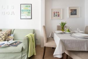 リスボンにあるLisbon Apartment Bairro Alto - Bica 3のダイニングルーム(テーブル、椅子2脚付)