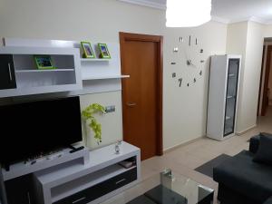 ein Wohnzimmer mit einem Flachbild-TV und einem Sofa in der Unterkunft Apartment in Marina Rey Complex in Vera