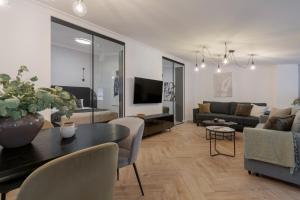 卡托维兹APARTIO ROOMS Katowice的客厅里有一张桌子和一张沙发