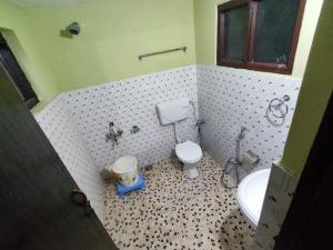 a bathroom with a toilet and a sink at Dreamland Cottage in Pahalgām