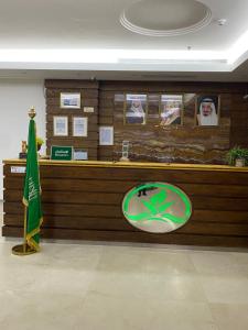 a lobby with a counter with a green at Gardenia Park Quraish hotelفندق جاردينا بارك قريش in Jeddah