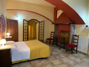ein Schlafzimmer mit einem Bett, einem Tisch und Stühlen in der Unterkunft Monte Cavallo in Assisi