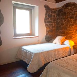 una camera da letto con un letto e una finestra di Casa Rural Ribota! a Ribota Altre 16 foto