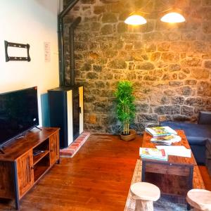 un soggiorno con un divano e una TV di Casa Rural Ribota! a Ribota