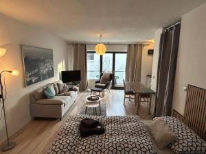 レーネにあるApartment am Hochseilgartenのリビングルーム(ソファベッド、テーブル付)