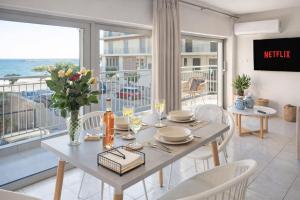 En balkon eller terrasse på Luxury Beachfront Apartment in Kalamata Modern, Spacious & Sea View Balcony