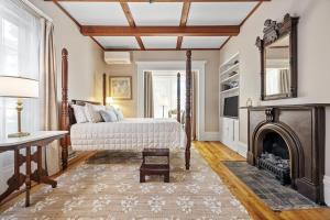 En eller flere senge i et værelse på Isaiah Jones Homestead Bed and Breakfast