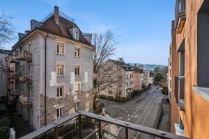 una vista di un vecchio edificio su una strada cittadina di City-Studio - sweet and modest - Crown 14 a Zurigo