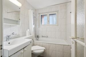 un bagno bianco con lavandino e WC di City-Studio - sweet and modest - Crown 14 a Zurigo Altre 8 foto