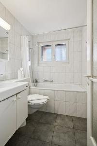 un bagno bianco con un water e un lavandino di City-Studio - sweet and modest - Crown 14 a Zurigo