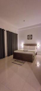 a bedroom with a king sized bed in a room at mountain retreat villa in Kandy