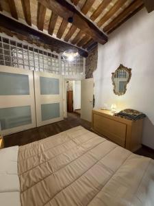 a bedroom with a bed and a vanity and a mirror at Vicolo San rufino in Assisi