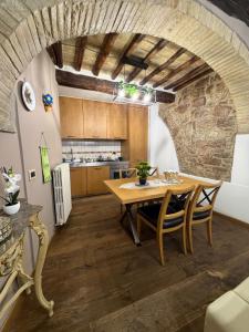 a kitchen and dining room with a table and chairs at Vicolo San rufino in Assisi
