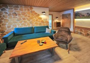 un soggiorno con un divano e un tavolo di Appartements & Chalets Wiesenruh a Bichlbach