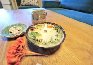 un tavolo in legno con un piatto di cibo sopra di Appartements & Chalets Wiesenruh a Bichlbach Altre 91 foto