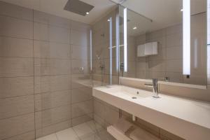 Et badeværelse på Radisson Blu CDG Airport Terminal Hotel, Paris + 76 billeder