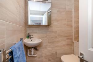 een badkamer met een wastafel, een toilet en een spiegel bij 1 Bed in Hindhead oc-w34256 in Hindhead +18 foto's