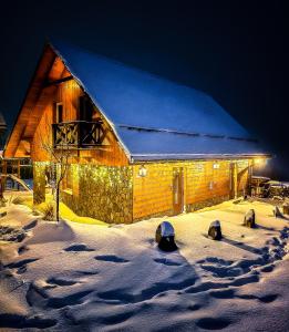 a building with snow on the ground in front of it at Bieszczadzka Hawira - w Centrum przy Jeziorze z Widokiem dla Rodzin in Polańczyk