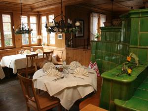 een eetkamer met tafels met witte tafelkleden bij Gasthaus Linde in Hofstetten