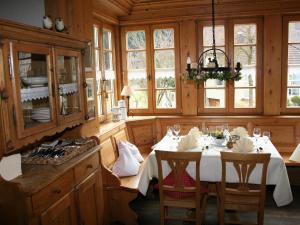 een eetkamer met een tafel, stoelen en ramen bij Gasthaus Linde in Hofstetten +10 foto's
